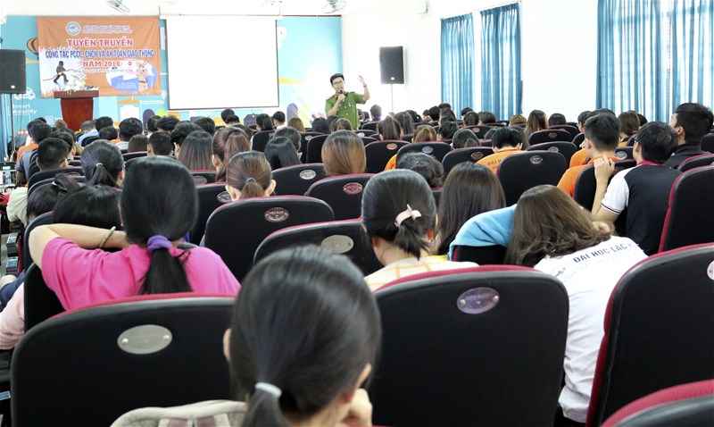 Đồng chí Phạm Thanh Tuấn – Phó Đội trưởng PC67 hướng dẫn cách sử dụng mũ bảo hiệm an toàn khi lưu thông trên đường