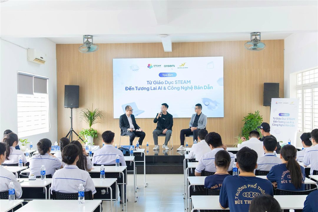 “Choáng ngợp” thư viện công nghệ 1,1 tỷ tại LHU nơi học sinh, sinh viên lái ô tô tự hành và “xỏ kính” VR ngay trên ghế nhà trường