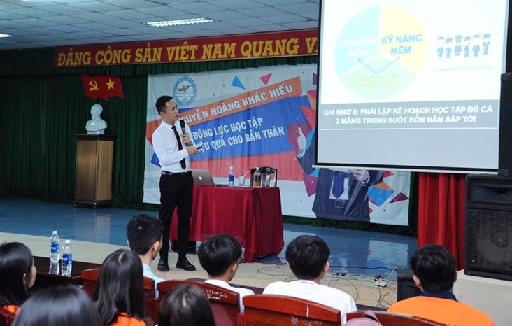 TS. Nguyễn Hoàng Khắc Hiếu và sinh viên ĐH Lạc Hồng