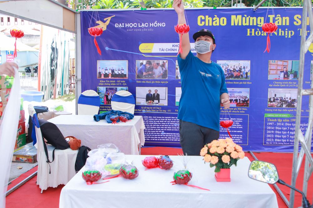 Sáng 23/8/2023, Trường Đại học Lạc Hồng đang gấp rút chuẩn bị cho Ngày hội sinh viên. Sau nhiều ngày trải qua các công đoạn lên ý tưởng, chuẩn bị về nguyên liệu vật tư, đầu tư cho các hoạt động của ngày hội. Để chào đón các tân sinh viên trở thành một phần của nhà “Hồng”. Và hàng ngàn sinh viên Đại học Lạc Hồng đã sẵn sàng cho Ngày hội sinh viên Đại học Lạc Hồng 2023.