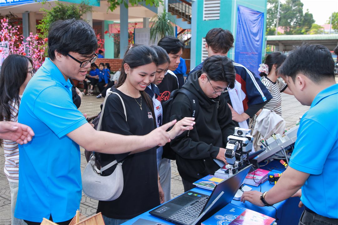 LHU và Trường THPT Điều Cải đẩy mạnh hợp tác, mở rộng cơ hội học tập cho học sin